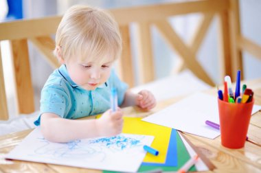 Çizim ve boyama ile renkli işaretleyicileri kalemler anaokulu, şirin küçük çocuk