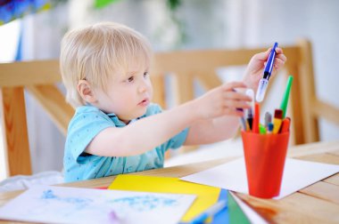 Çizim ve boyama ile renkli işaretleyicileri kalemler anaokulu, şirin küçük çocuk