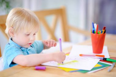 Çizim ve boyama ile renkli işaretleyicileri kalemler anaokulu, şirin küçük çocuk