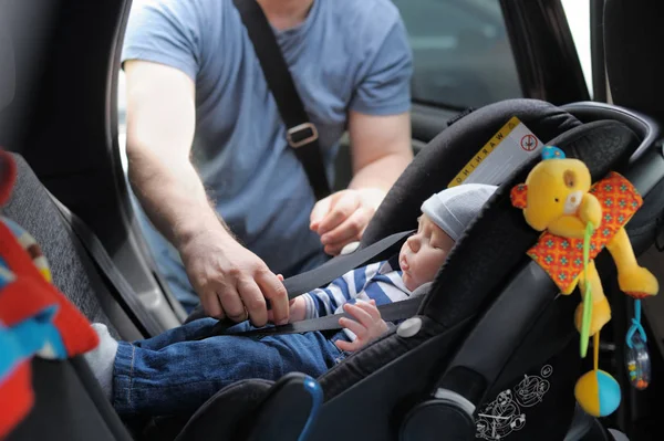 Niño pequeño en asiento de coche — Foto de Stock