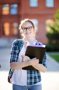 Kitaplar ve notlar açık havada genç mutlu öğrenci kızla