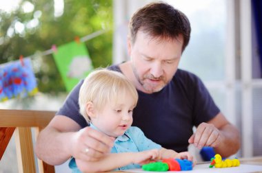 Renkli modelleme kil ile oynarken babası ile küçük çocuk