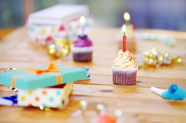 Fête d'anniversaire avec décoration colorée et gâteaux aux bougies — Photo