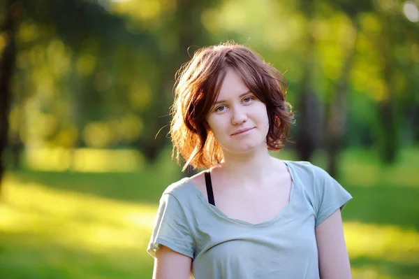 Portret van jonge mooie meisje in zonnige zomer park — Stockfoto