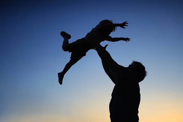 Kochający Ojciec i jego synek mając wentylator razem na zewnątrz. Rodzina jako sylwetka na zachód słońca. — Zdjęcie stockowe