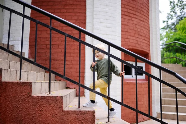 屋外階段の上歩く少年 — ストック写真