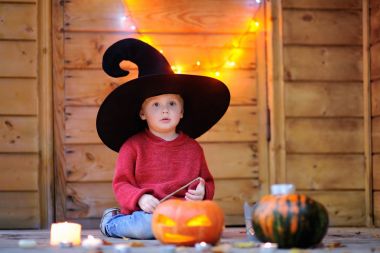 Sihirli değnek ile şirin küçük Sihirbazı