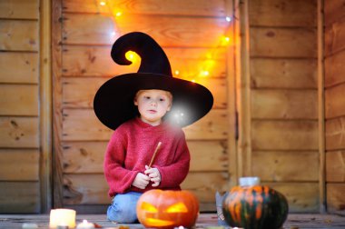 Sihirli değnek ile şirin küçük Sihirbazı