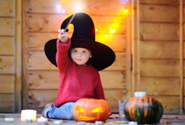 Sihirli değnek ile şirin küçük Sihirbazı