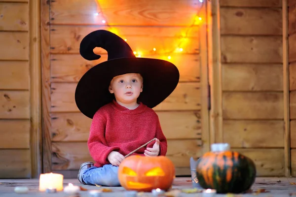 Sihirli değnek ile şirin küçük Sihirbazı