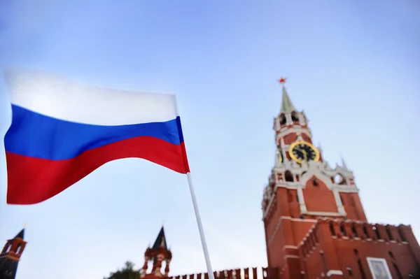 Bandeira russa com torre Spasskaya Rússia, Moscou em segundo plano — Fotografia de Stock