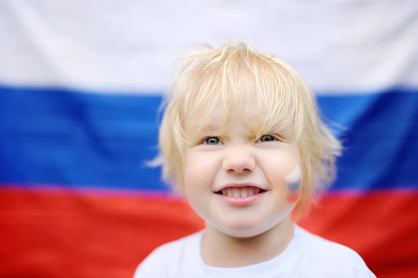 Retrato de menino bonito com bandeira russa no fundo — Fotografia de Stock
