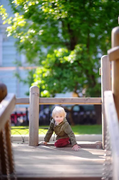 Feliz niño divirtiéndose en el patio al aire libre —  Fotos de Stock