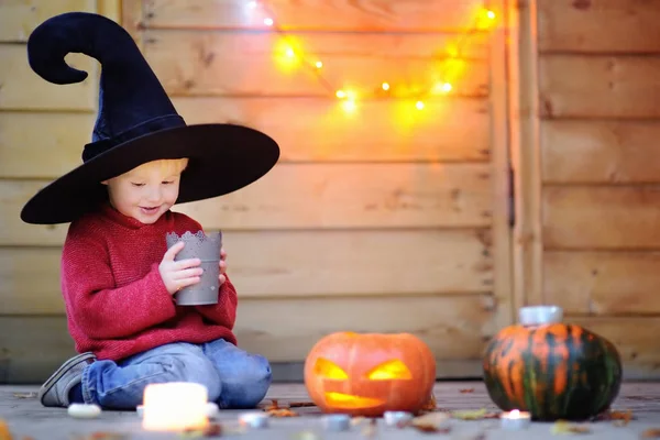 Carino piccolo mago con jack-o-lanterne (decorazioni di Halloween ) — Foto Stock