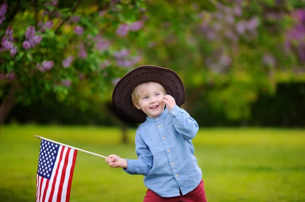 공원에서 미국 국기를 들고 귀여운 유아 소년 — 스톡 사진