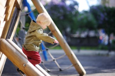 Açık sahada eğleniyor mutlu küçük çocuk