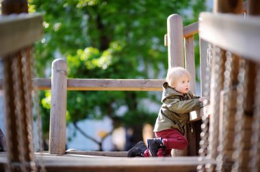 Açık sahada eğleniyor mutlu küçük çocuk