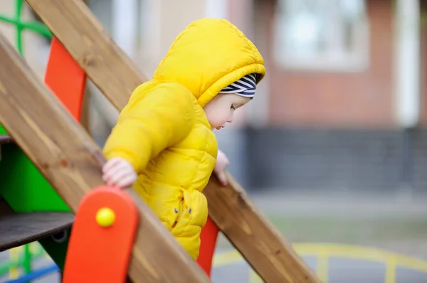 Fröhlicher kleiner Junge hat Spaß auf Spielplatz im Freien — Stockfoto