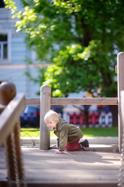 Felice ragazzino divertirsi sul parco giochi all'aperto — Foto Stock