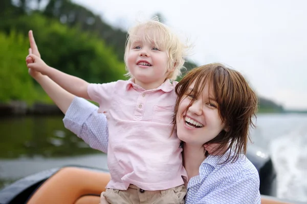 Jovem mãe e seu pequeno filho gostam de passeios de barco — Fotografia de Stock