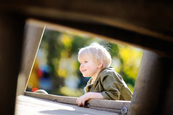 Щасливий маленький хлопчик розважається на відкритому майданчику — стокове фото