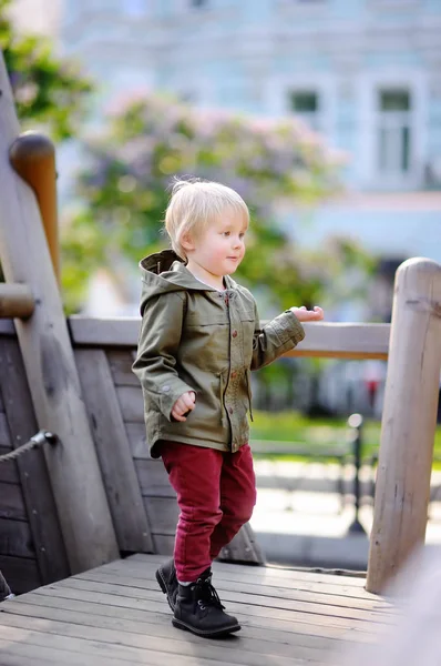 Felice ragazzino divertirsi sul parco giochi all'aperto — Foto Stock