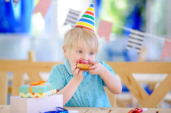 Lindo niño celebrar fiesta de cumpleaños con decoración colorida y pastel —  Fotos de Stock