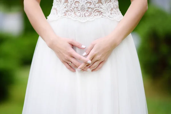 Foto de cerca de las manos de la novia con anillo de compromiso dorado —  Fotos de Stock