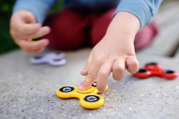 Criança brincando com spinners fidget rotativos populares — Fotografia de Stock