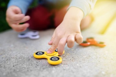 Okul öncesi çocuğun dönen topluca spinners tutarak yakın çekim fotoğraf