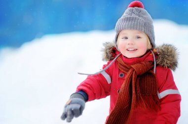 Etkin açık havada eğlence kışın çocuklu