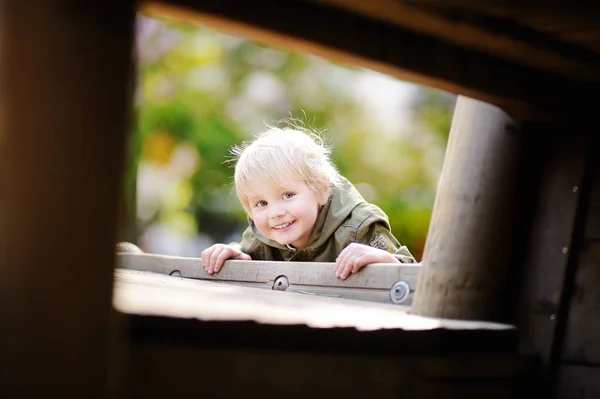 Gelukkig jongetje plezier op speelplaats — Stockfoto
