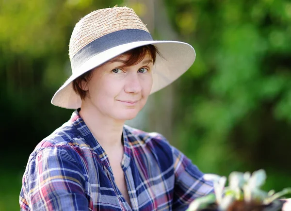 Porträt des mittleren Alters / reife Gärtnerin — Stockfoto