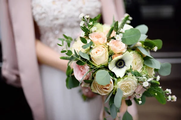 Sposa tenendo bouquet di fiori di nozze alla moda — Foto Stock