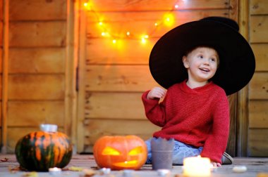 Halloween pumpkins ile oynarken küçük Sihirbazı