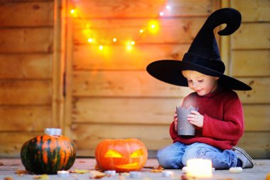 Halloween pumpkins ile oynarken küçük Sihirbazı