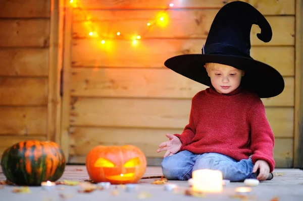 Piccolo mago che gioca con zucche di Halloween — Foto Stock