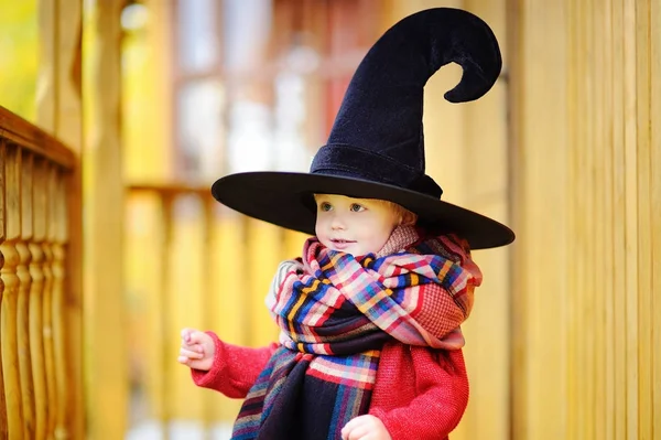 Bambino ragazzo in cappello a punta giocare all'aperto — Foto Stock