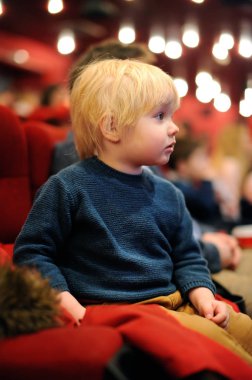 Şirin yürümeye başlayan çocuk çizgi film sinema izliyor