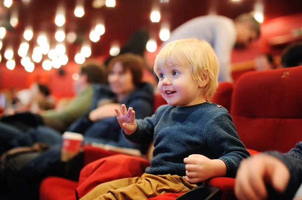 Bonito menino da criança assistindo filme de desenhos animados no cinema — Fotografia de Stock