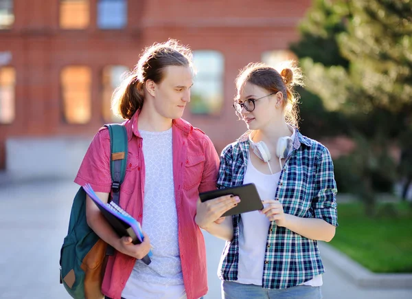 Jeune homme et fille intelligent sur le campus de l'Université — Photo