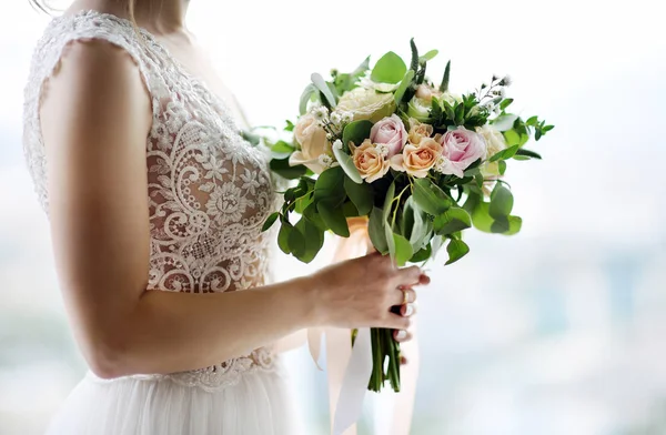 Elegancia rusztikus stílusú pasztell színű csokor a menyasszony kezében — Stock Fotó