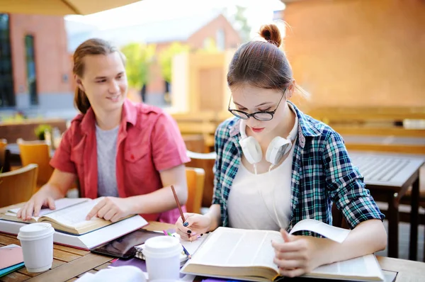 Jeune homme intelligent et fille faisant leurs devoirs sur le campus de l'Université — Photo