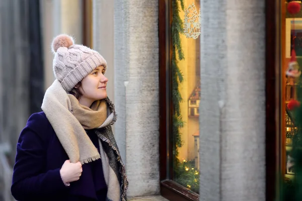 Young woman looking on Xmas toys and accessories on traditional Christmas market in Bavaria, Germany. — Stock Photo, Image