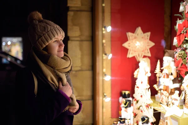 Fiatal nő keres, Xmas játékok és kiegészítők, a hagyományos karácsonyi vásár-Bajorország, Németország. — Stock Fotó