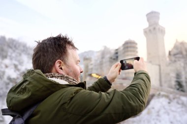 Yakışıklı milddle yaş adam ünlü royal castle Neuschwanstein fotoğrafı yapma