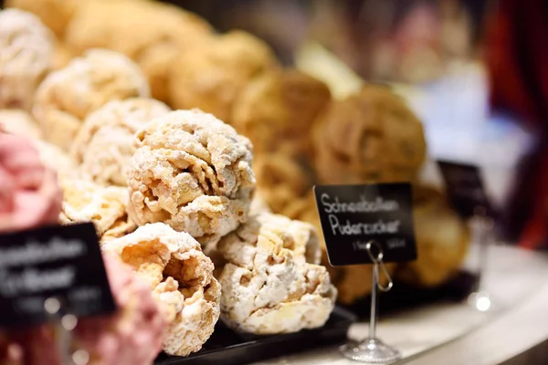 Berühmtes bayerisches Gebäck - Schneeball. Süßigkeiten, Gebäck und Lebkuchen in der Konditorei — Stockfoto