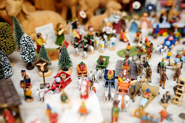 Brinquedos de Natal de madeira artesanal vendidos no mercado de Natal europeu tradicional — Fotografia de Stock