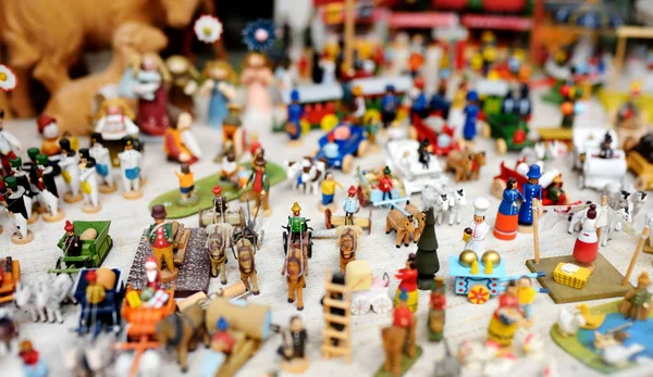 Brinquedos de Natal de madeira artesanal vendidos no mercado de Natal europeu tradicional — Fotografia de Stock