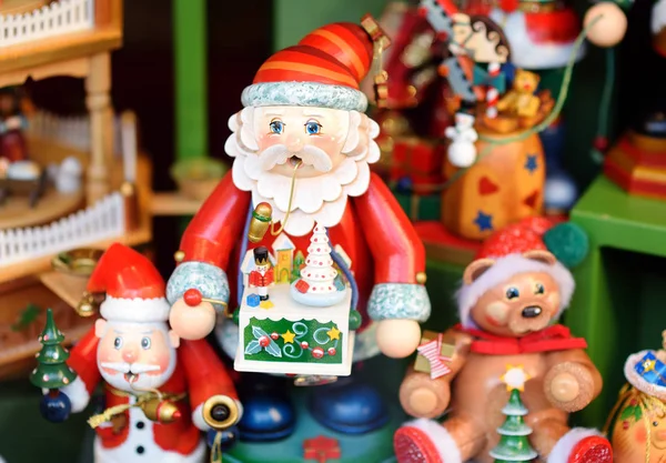 Juguetes de Navidad hechos a mano de madera vendidos en el mercado tradicional europeo de Navidad —  Fotos de Stock